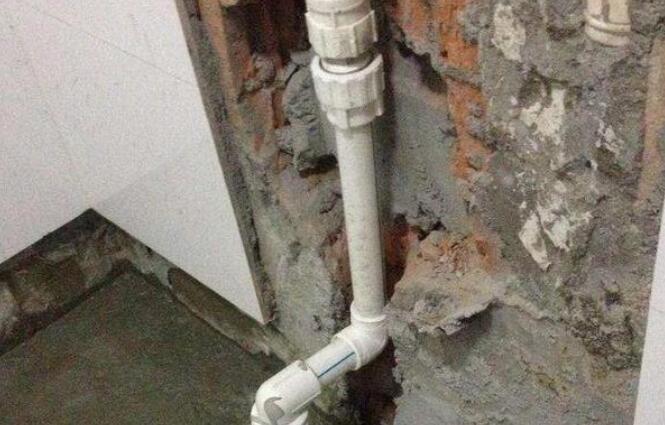 墙内水管漏水怎么处理？老师傅教你一招，不花钱自己搞定！